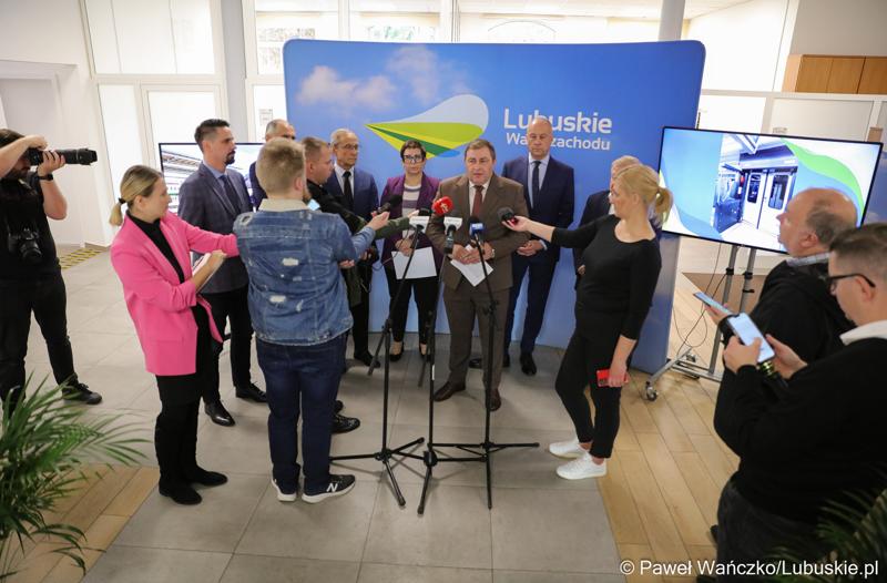 Członek Zarządu Województwa Lubuskiego Grzegorz Potęga przemawia na konferencji prasowej dot. zakupu dwóch szynobusów do przewozów regionalnych