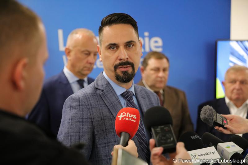 Sławomir Kotylak, dyrektor Departamentu Infrastruktury i Komunikacji Urzędu Marszałkowskiego Województwa Lubuskiego przemawia podczas konferencji prasowej dot. zakupu dwóch szynobusów do przewozów regionalnych