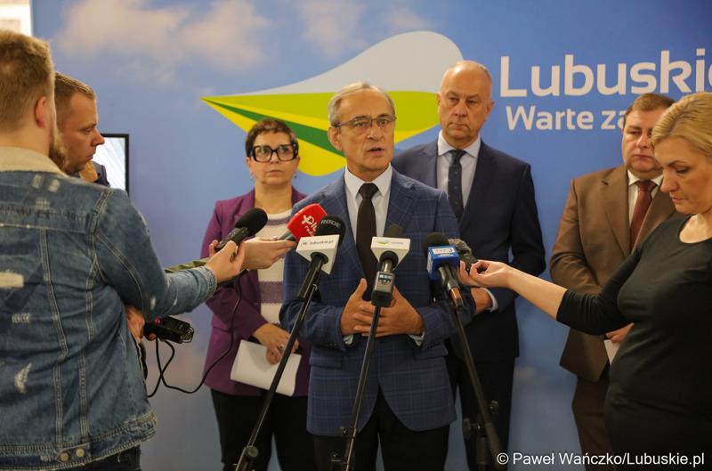 Wiceprzewodniczący Sejmiku Województwa Lubuskiego Mirosław Marcinkiewicz przemawia na konferencji prasowej dot. zakupu dwóch szynobusów do przewozów regionalnych
