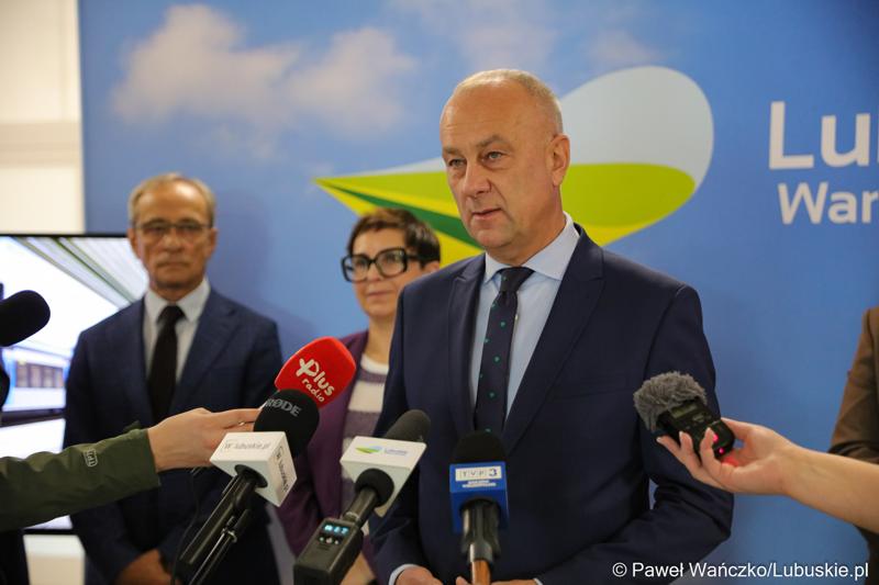 Marszałek Województwa Lubuskiego Marcin Jabłoński na konferencji prasowej dot. zakupu dwóch szynobusów do przewozów regionalnych