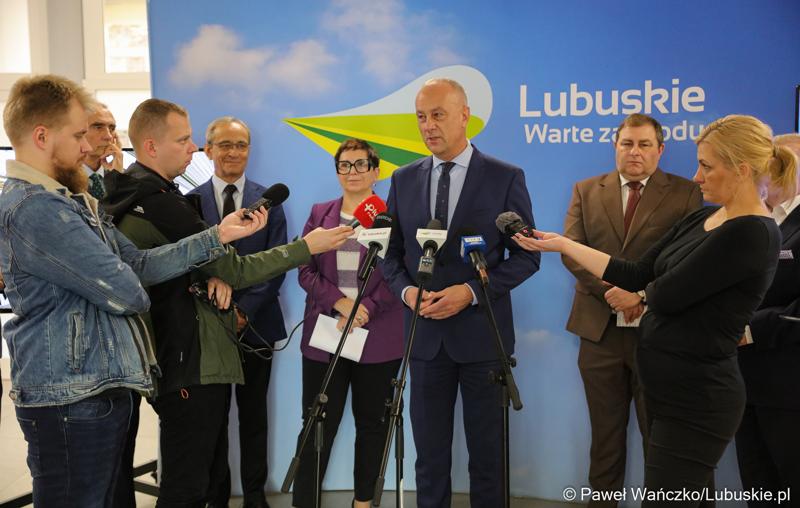 Marszałek Województwa Lubuskiego Marcin Jabłoński przemawia na konferencji prasowej dot. zakupu dwóch szynobusów do przewozów regionalnych