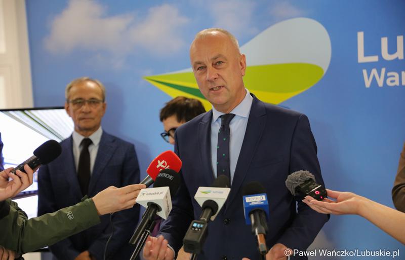 Marszałek Województwa Lubuskiego Marcin Jabłoński przemawia na konferencji prasowej dot. zakupu dwóch szynobusów do przewozów regionalnych