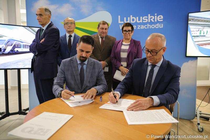 Uczestnicy konferencji prasowej dot. zakupu dwóch szynobusów do przewozów regionalnych