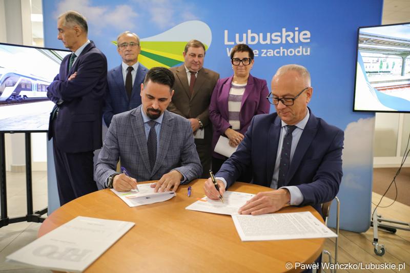 Uczestnicy konferencji prasowej dot. zakupu dwóch szynobusów do przewozów regionalnych