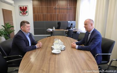 Prezydent Wójcicki i marszałek Jabłoński rozmawiali o perspektywach i możliwościach wykorzystania hali Arena Gorzów nie tylko na wydarzenia sportowe czy koncerty, ale też na potrzeby targów, konferencji, prezentacji czy wystaw.