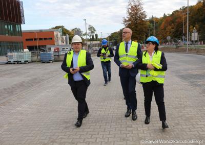 Marszałek Województwa Lubuskiego Marcin Jabłoński i prezydent Gorzowa Jacek Wójciki zwiedzili Arenę Gorzów
