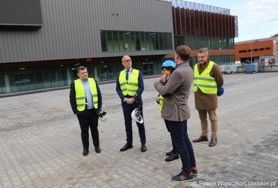 Marszałek Województwa Lubuskiego Marcin Jabłoński i prezydent Gorzowa Jacek Wójciki zwiedzili Arenę Gorzów