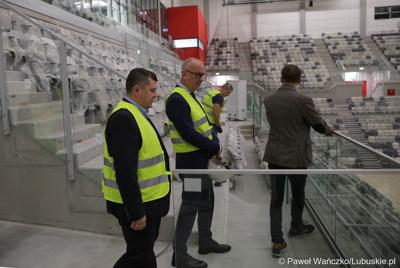 Marszałek Województwa Lubuskiego Marcin Jabłoński i prezydent Gorzowa Jacek Wójciki zwiedzili Arenę Gorzów