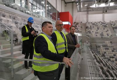 Marszałek Województwa Lubuskiego Marcin Jabłoński i prezydent Gorzowa Jacek Wójciki zwiedzili Arenę Gorzów
