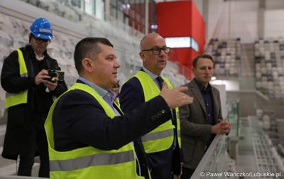 Marszałek Województwa Lubuskiego Marcin Jabłoński i prezydent Gorzowa Jacek Wójciki zwiedzili Arenę Gorzów