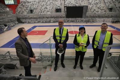 Marszałek Województwa Lubuskiego Marcin Jabłoński i prezydent Gorzowa Jacek Wójciki zwiedzili Arenę Gorzów