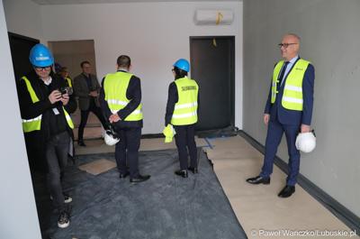 Marszałek Województwa Lubuskiego Marcin Jabłoński i prezydent Gorzowa Jacek Wójciki zwiedzili Arenę Gorzów