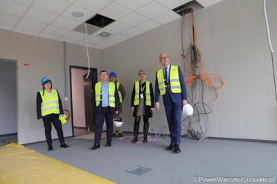 Marszałek Województwa Lubuskiego Marcin Jabłoński i prezydent Gorzowa Jacek Wójciki zwiedzili Arenę Gorzów