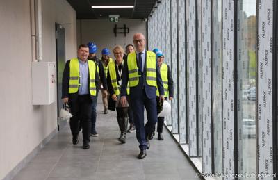 Marszałek Województwa Lubuskiego Marcin Jabłoński i prezydent Gorzowa Jacek Wójciki zwiedzili Arenę Gorzów