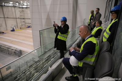 Marszałek Województwa Lubuskiego Marcin Jabłoński i prezydent Gorzowa Jacek Wójciki zwiedzili Arenę Gorzów