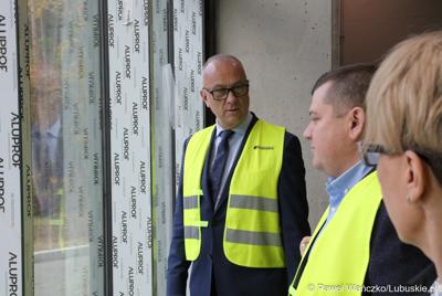 Marszałek Województwa Lubuskiego Marcin Jabłoński i prezydent Gorzowa Jacek Wójciki zwiedzili Arenę Gorzów