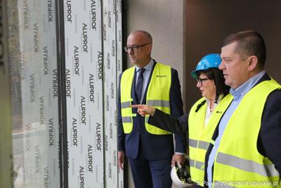 Marszałek Województwa Lubuskiego Marcin Jabłoński i prezydent Gorzowa Jacek Wójciki zwiedzili Arenę Gorzów