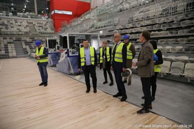 Marszałek Województwa Lubuskiego Marcin Jabłoński i prezydent Gorzowa Jacek Wójciki zwiedzili Arenę Gorzów