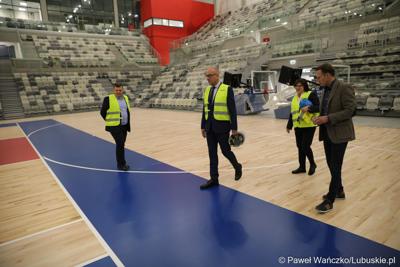 Marszałek Województwa Lubuskiego Marcin Jabłoński i prezydent Gorzowa Jacek Wójciki zwiedzili Arenę Gorzów