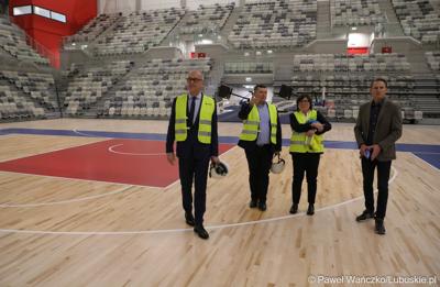 Marszałek Województwa Lubuskiego Marcin Jabłoński (z lewej) i prezydent Gorzowa Jacek Wójciki (obok) zwiedzili Arenę Gorzów