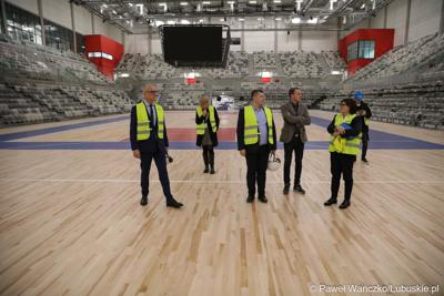 Marszałek Województwa Lubuskiego Marcin Jabłoński i prezydent Gorzowa Jacek Wójciki zwiedzili Arenę Gorzów