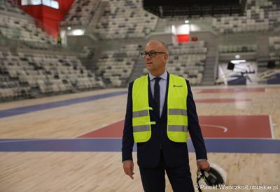 Marszałek Województwa Lubuskiego Marcin Jabłoński w środku Areny Gorzów