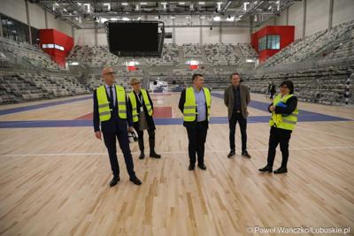 Marszałek Województwa Lubuskiego Marcin Jabłoński i prezydent Gorzowa Jacek Wójciki zwiedzili Arenę Gorzów