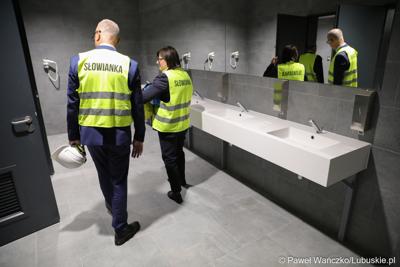 Marszałek Województwa Lubuskiego Marcin Jabłoński zwiedza wnętrza Areny Gorzów