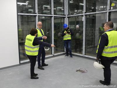 Marszałek Województwa Lubuskiego Marcin Jabłoński i prezydent Gorzowa Jacek Wójciki zwiedzili Arenę Gorzów