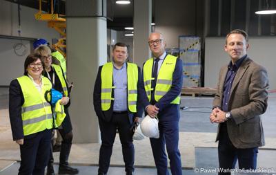 Marszałek Województwa Lubuskiego Marcin Jabłoński i prezydent Gorzowa Jacek Wójciki zwiedzili Arenę Gorzów