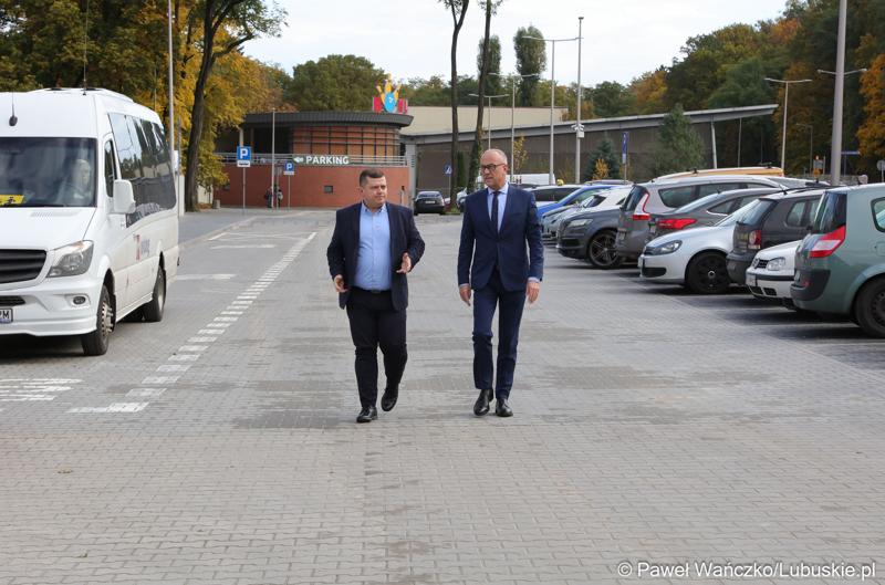 Marszałek Województwa Lubuskiego Marcin Jabłoński i prezydent Gorzowa Jacek Wójciki zwiedzili Arenę Gorzów