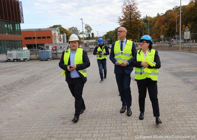 Marszałek Województwa Lubuskiego Marcin Jabłoński i prezydent Gorzowa Jacek Wójciki zwiedzili Arenę Gorzów