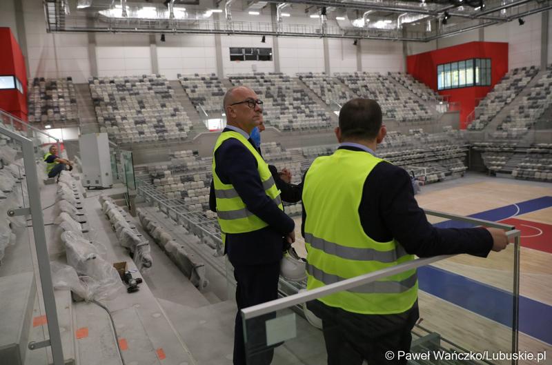 Marszałek Województwa Lubuskiego Marcin Jabłoński i prezydent Gorzowa Jacek Wójciki zwiedzili Arenę Gorzów
