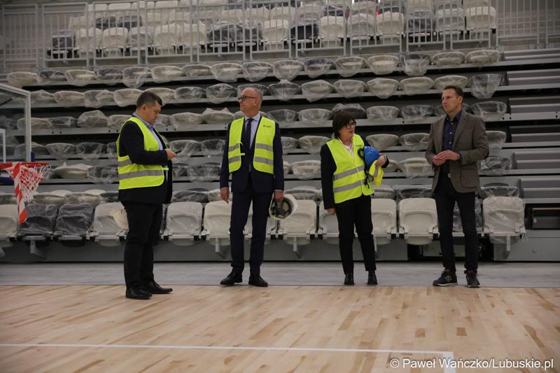 Marszałek Województwa Lubuskiego Marcin Jabłoński i prezydent Gorzowa Jacek Wójciki zwiedzili Arenę Gorzów