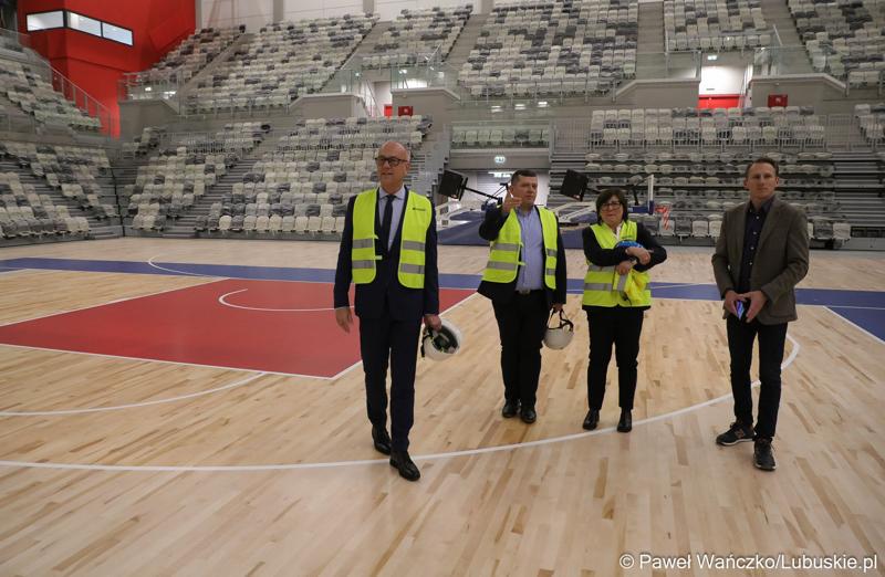Marszałek Województwa Lubuskiego Marcin Jabłoński (z lewej) i prezydent Gorzowa Jacek Wójciki (obok) zwiedzili Arenę Gorzów