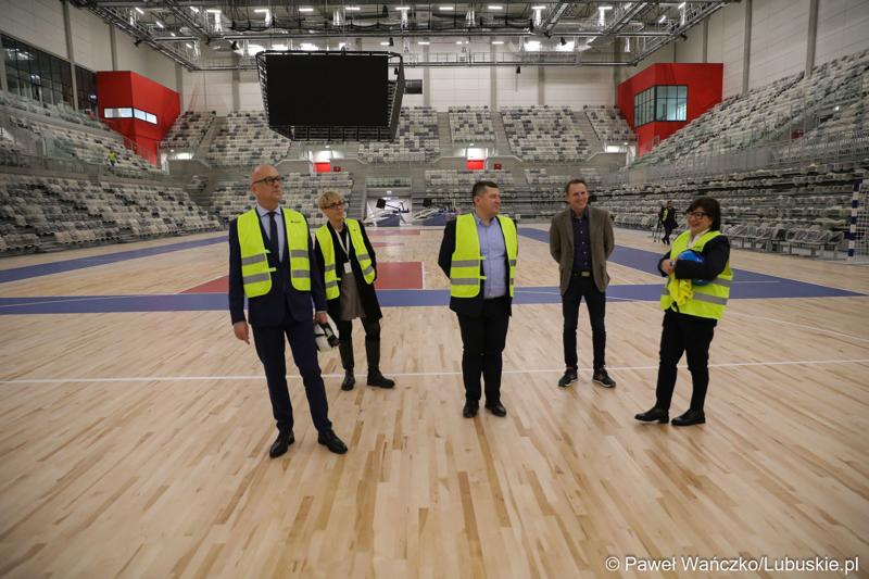 Marszałek Województwa Lubuskiego Marcin Jabłoński i prezydent Gorzowa Jacek Wójciki zwiedzili Arenę Gorzów