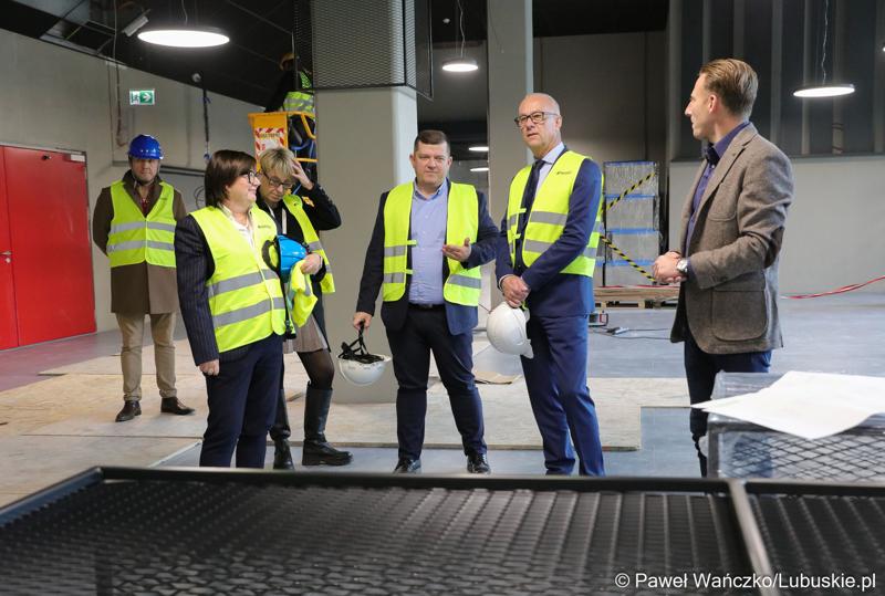 Marszałek Województwa Lubuskiego Marcin Jabłoński i prezydent Gorzowa Jacek Wójciki zwiedzili Arenę Gorzów