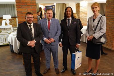 Członek Zarządu Województwa Lubuskiego Grzegorz Potęga (drugi z lewej), prezes Dinesh Musalekar (drugi z prawej) oraz  dyrektor Departamentu Rozwoju i Innowacji Urzędu Marszałkowskiego Wojewódzwa Lubuskiego dr Jarosław Flakowski. 