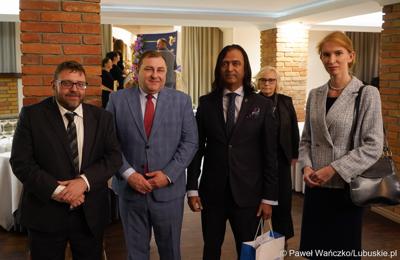 Członek Zarządu Województwa Lubuskiego Grzegorz Potęga (drugi z lewej), prezes Dinesh Musalekar (drugi z prawej) oraz  dyrektor Departamentu Rozwoju i Innowacji Urzędu Marszałkowskiego Wojewódzwa Lubuskiego dr Jarosław Flakowski. 