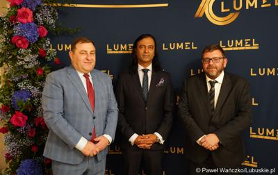 Członek Zarządu Województwa Lubuskiego Grzegorz Potęga (z lewej), prezes Dinesh Musalekar (w środku) oraz  dyrektor Departamentu Rozwoju i Innowacji Urzędu Marszałkowskiego Wojewódzwa Lubuskiego dr Jarosław Flakowski. 