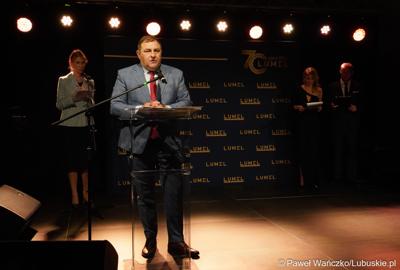 Członek Zarządu Województwa Lubuskiego Grzegorz Potęga przemawia podczas jubileuszu 70-lecia Lumelu 