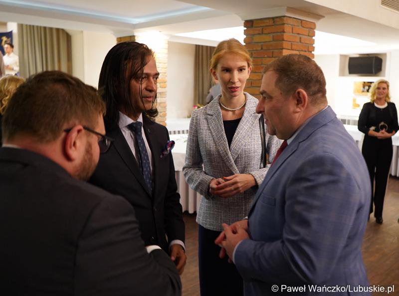 Członek Zarządu Województwa Lubuskiego Grzegorz Potęga (z prawej) rozmawia z prezesem Lumelu Dineshem Musalekarem