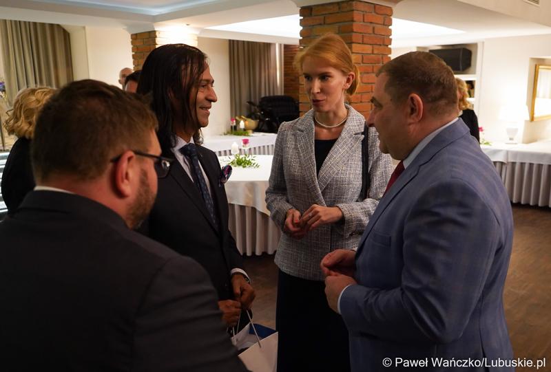 Członek Zarządu Województwa Lubuskiego Grzegorz Potęga (z prawej) rozmawia z prezesem Lumelu Dineshem Musalekarem