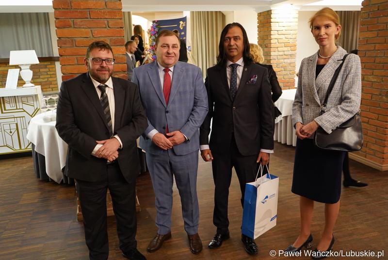Członek Zarządu Województwa Lubuskiego Grzegorz Potęga (drugi z lewej), prezes Dinesh Musalekar (drugi z prawej) oraz  dyrektor Departamentu Rozwoju i Innowacji Urzędu Marszałkowskiego Wojewódzwa Lubuskiego dr Jarosław Flakowski.