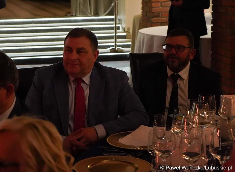 Członek Zarządu Województwa Lubuskiego Grzegorz Potęga (z lewej) oraz  dyrektor Departamentu Rozwoju i Innowacji Urzędu Marszałkowskiego Wojewódzwa Lubuskiego dr Jarosław Flakowski
