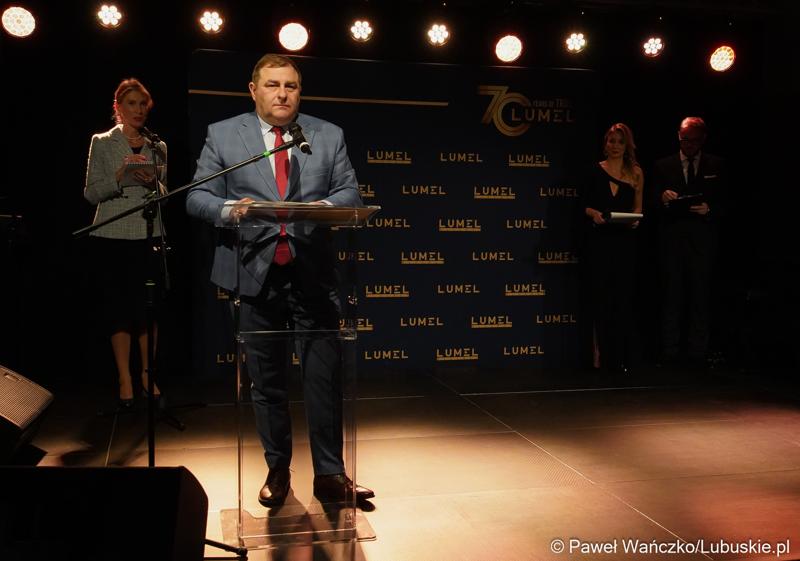 Członek Zarządu Województwa Lubuskiego Grzegorz Potęga przemawia podczas jubileuszu 70-lecia Lumelu