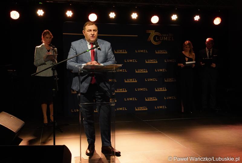 Członek Zarządu Województwa Lubuskiego Grzegorz Potęga przemawia podczas jubileuszu 70-lecia Lumelu