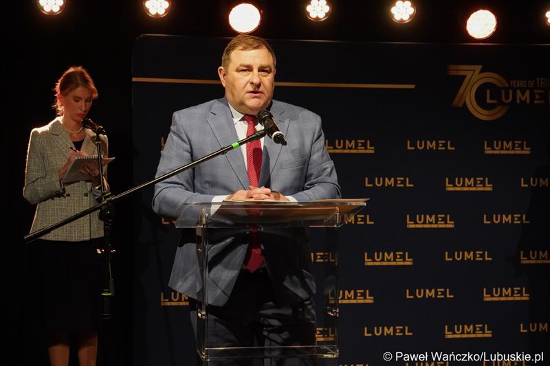 Członek Zarządu Województwa Lubuskiego Grzegorz Potęga przemawia podczas jubileuszu 70-lecia Lumelu