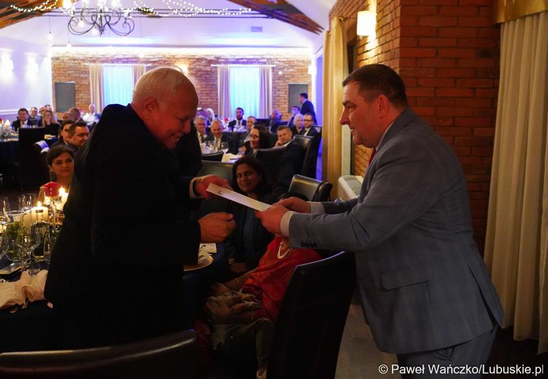Członek Zarządu Województwa Lubuskiego Grzegorz Potęga (z prawej) oraz właściciel i dyrektor zarządzający Rishabh Group Narendra Goliya