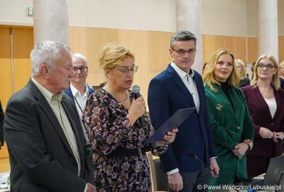 Radni woj. lubuskiego podczas LVIII sesji Sejmiku Województwa Lubuskiego. Na zdjęciu nowa radna Województwa Lubuskiego Alicja Makarska składa ślubowanie.
